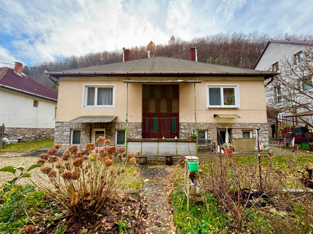 Felsőhámorban, a lillafüredi vízesés és a Palotaszálló közelében eladó egy felújítandó, 67 m²-es ikerházfél patakparti telken, pincével és külön mérőórákkal. Kiváló választás befektetésre vag