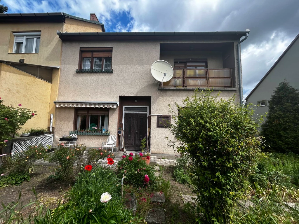 Sátoraljaújhely kedvelt utcájában eladó emeletes családiház