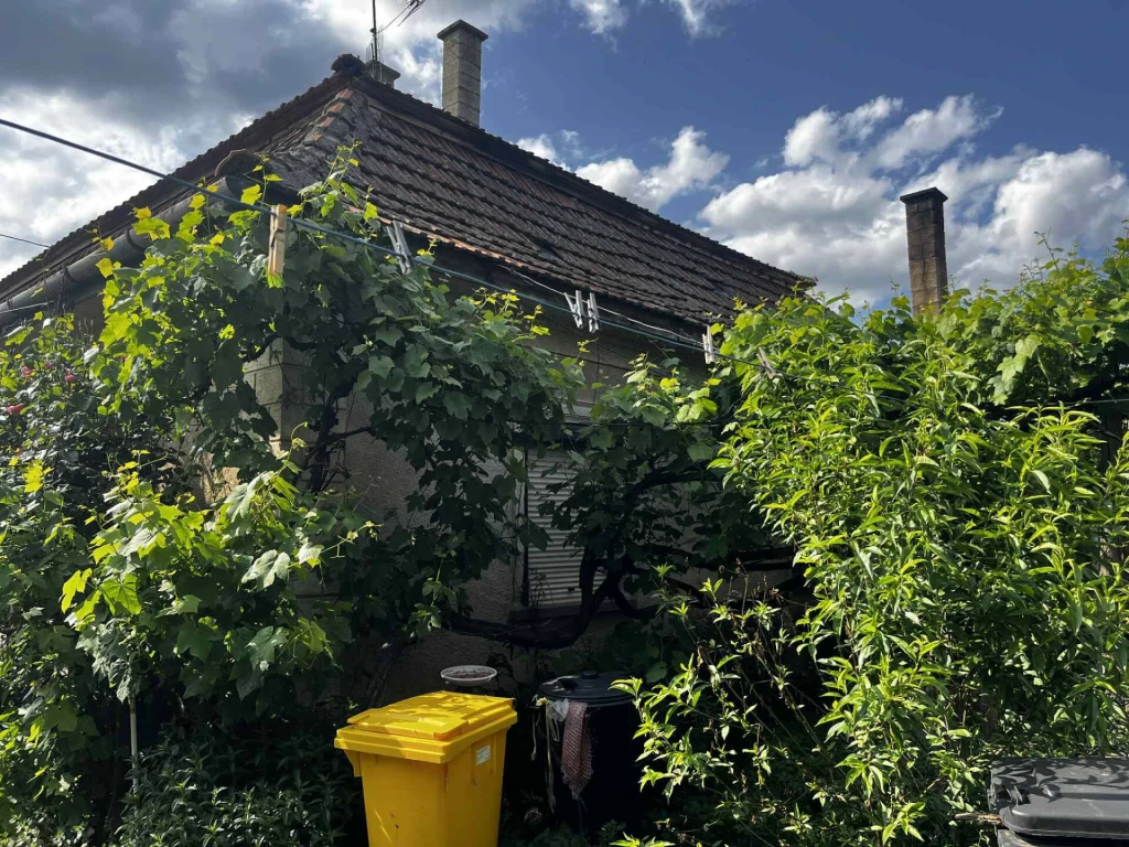 Vilmányban eladó kádár kocka családi ház nagy telekkel! Vilmány csendes részén eladásra kínálunk egy teljes egészében tégla építésű, kádár kocka jellegű családi házat.