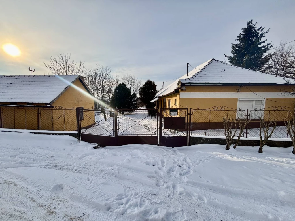 Eladó felújítandó családi ház Tarcalon panorámával. Az ingatlan felújítás után lakhatásra, befektetésre vagy akár turisztikai célú vendégház kialakítására is alkalmas.