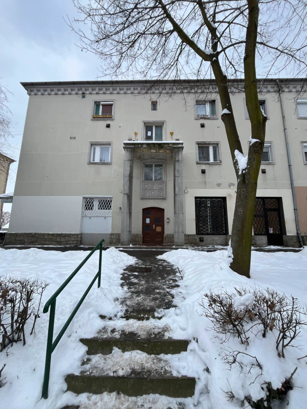 Megvásárlásra kínálunk Sajóbábonyban, tégla építésű bérházban, egy első emeleti, másfél szobás lakást.