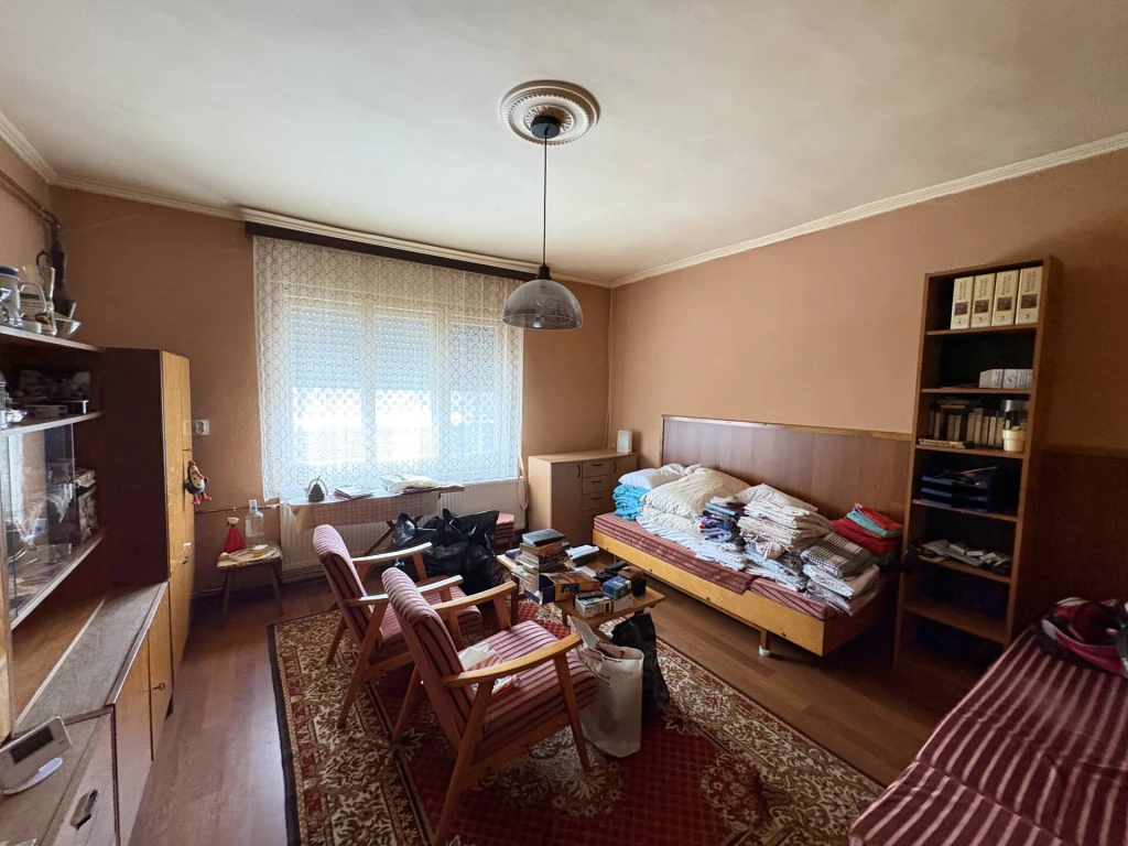 Kedvelt Kádár-kocka Felsőzsolcán – kiváló alap egy új élethez!  Borsod-Abaúj-Zemplén megyében, Felsőzsolca egyik széles, rendezett utcájában kínálja irodánk kizárólagos megbízásból ezt a nagy