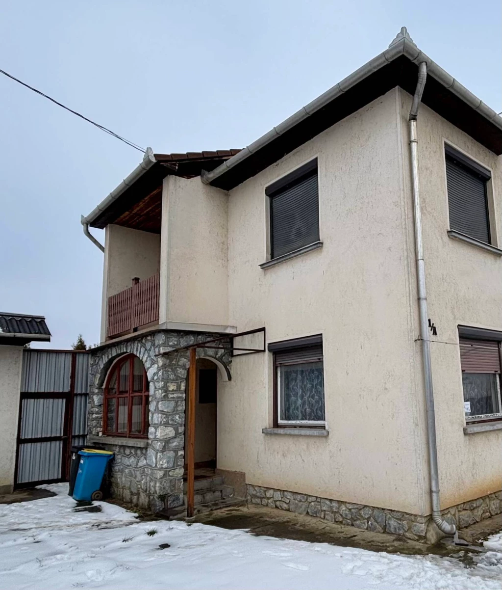 Edelény frekventált helyén kínálunk megvásárlásra egy 6 szobás, kétszintes családi házat