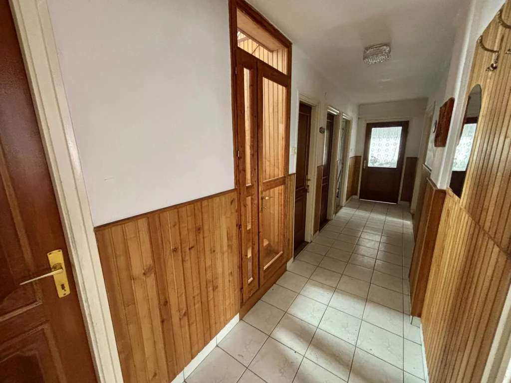 Edelény frekventált helyén kínálunk megvásárlásra egy 6 szobás, kétszintes családi házat