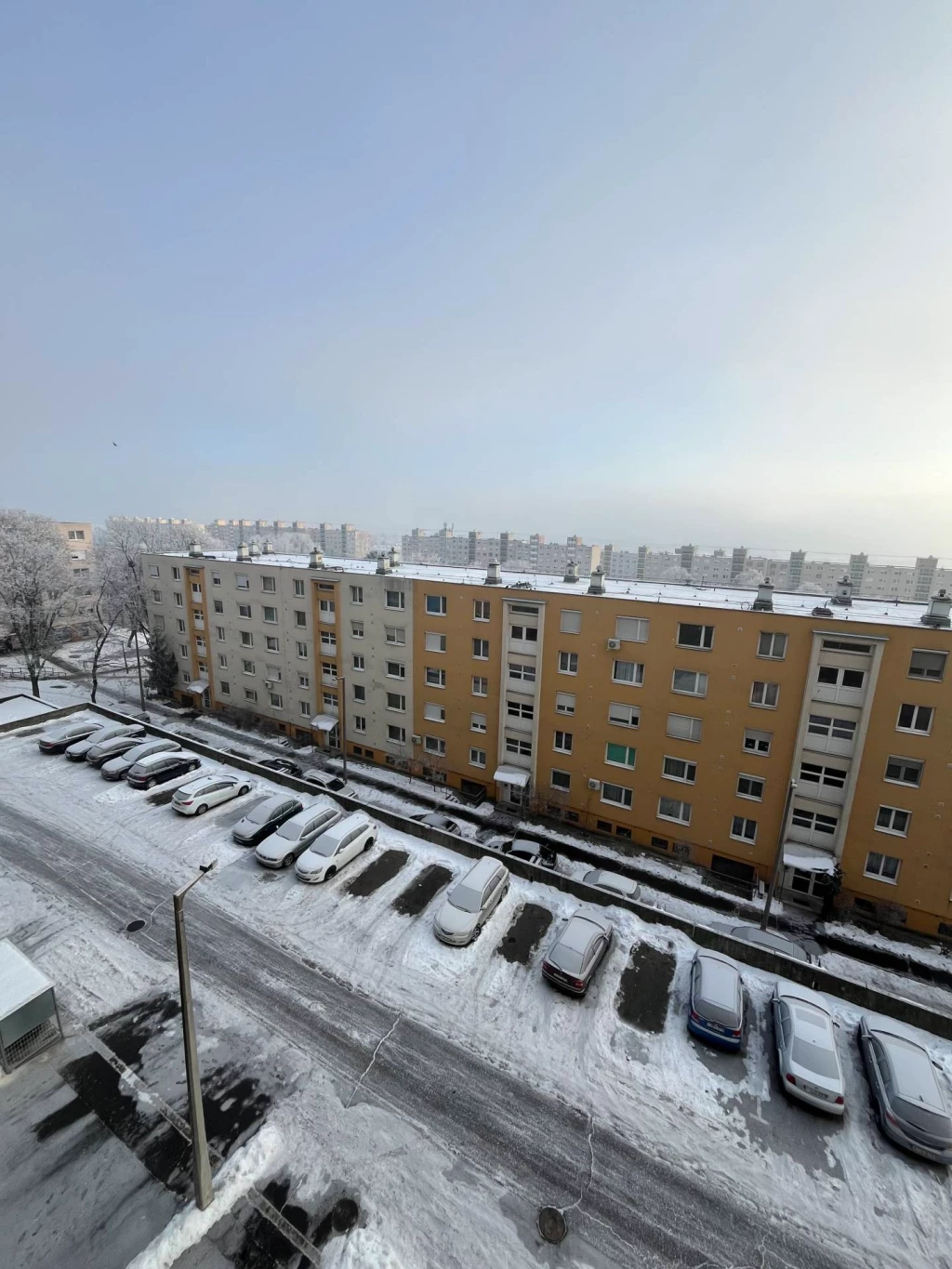 Megvásárlásra kínálok Miskolcon, a Gesztenyés utcában egy két szobás 55 négyzetméteres panellakást.