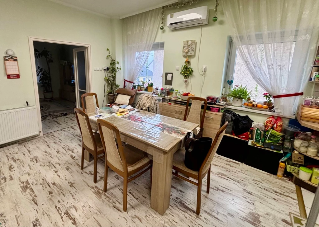 Sajószentpéter kertvárosi részén kínálunk megvásárlásra egy eltolt szintű családi házat lakható melléképülettel