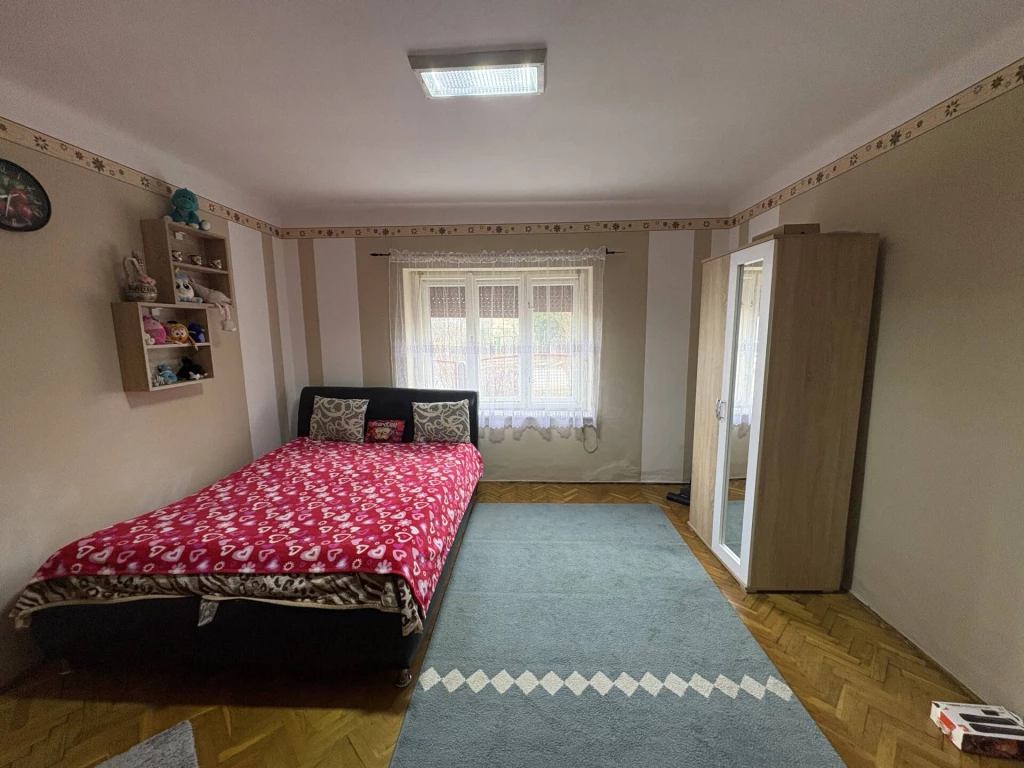 RITKA LEHETŐSÉG ALSÓVADÁSZON – JÓL KARBANTARTOTT CSALÁDI HÁZ ELADÓ!  Alsóvadászon kínálunk eladásra egy megkímélt állapotú, téglaépítésű családi házat, amely ritkaságnak számít ebben az árkat