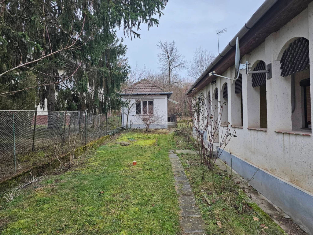 Megvásárlásra kínálok Tibolddaróc csendes utcájában 1870 m²- telken egy 56 m²-es felújítás alatt álló családi házat.