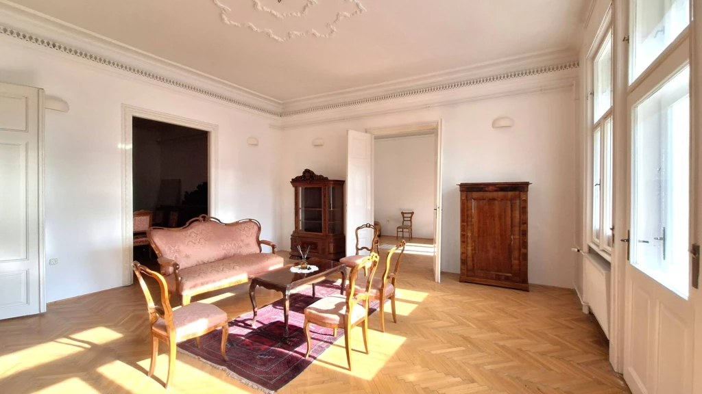 Polgári Elegancia és Üzleti Potenciál Miskolc Történelmi Szívében Ritka lehetőség a belvárosban: reprezentatív otthon és prémium üzleti helyszín egyben!