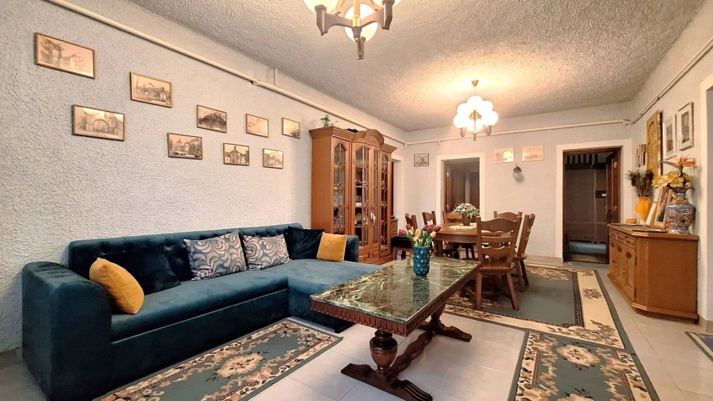 Tágas családi fészek Taktaharkány szívében – Akár két generációnak is! Eladóvá vált egy kiváló szerkezeti állapotú, 130 nm-es, családi ház Taktaharkányban.