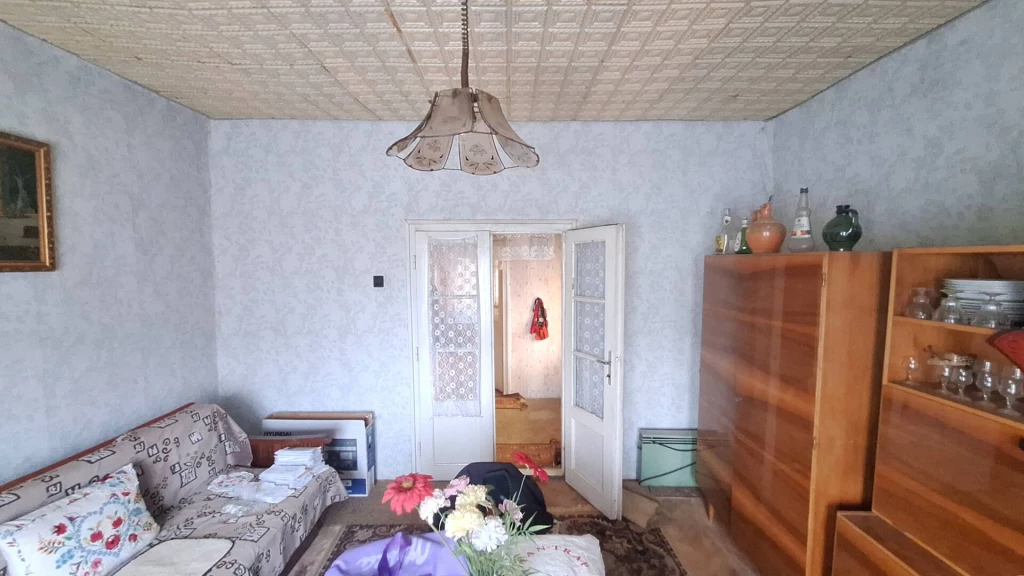 Eladásra kínálunk Taktaharkány csendes, rendezett utcájában egy kiváló statikai állapotú, 80 nm-es családi házat, amely 1320 nm-es telken fekszik.