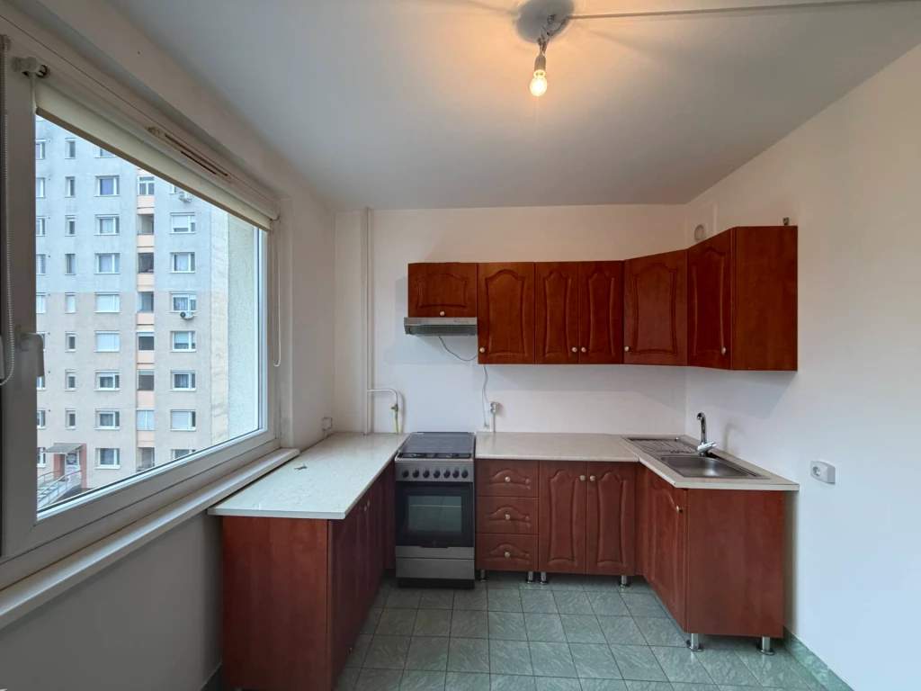 Megvásárlásra kínálunk, Miskolc kedvelt részén, a Kőporos utcában egy 54 m²-es, 1+2 félszobás, jó elrendezésű lakást!