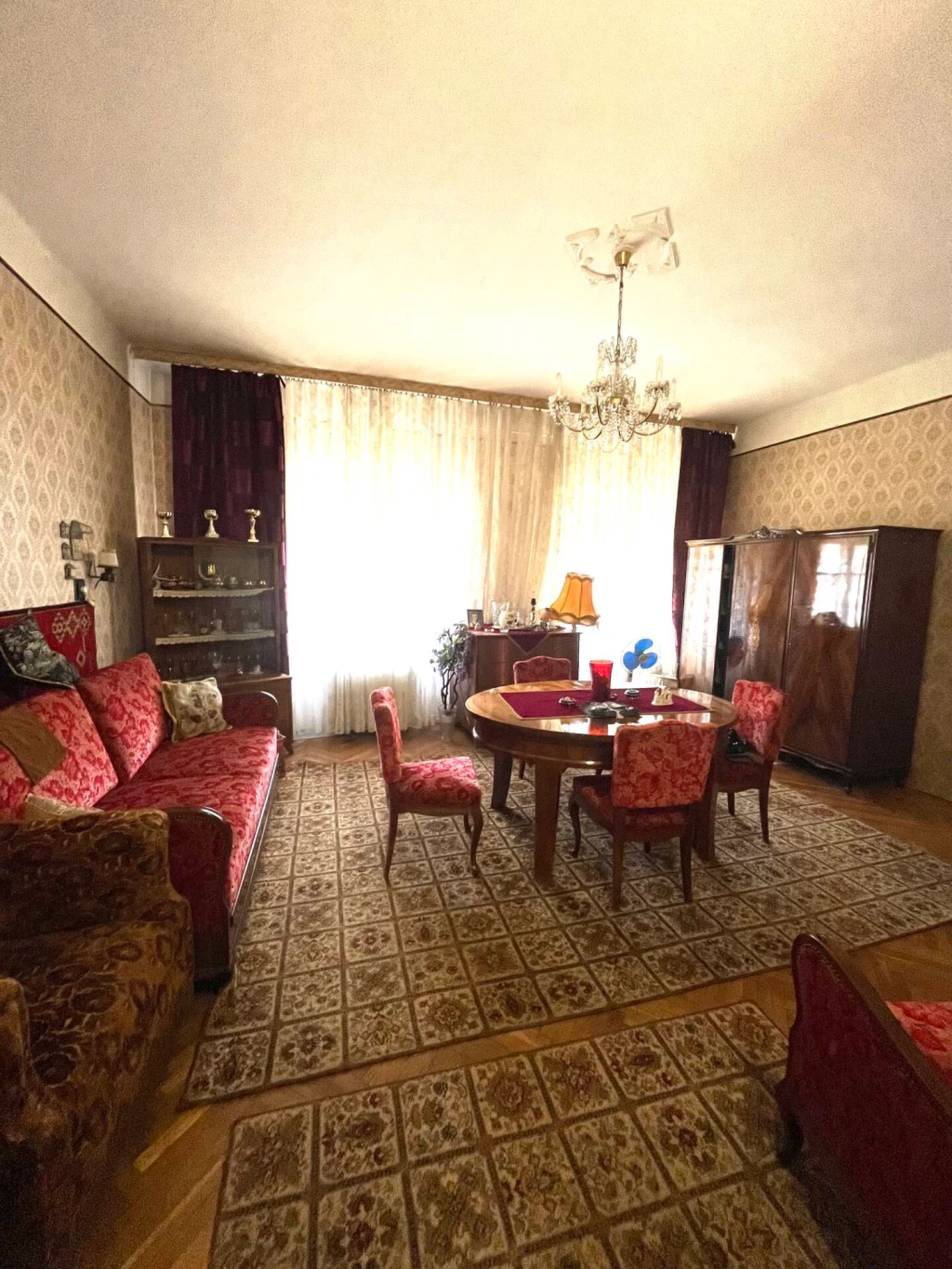 Megvásárlásra kínál irodánk, egy 79 nm-es, 3 szobás, keleti fekvésű nagypolgári lakást a Soltész Nagy Kálmán úton.