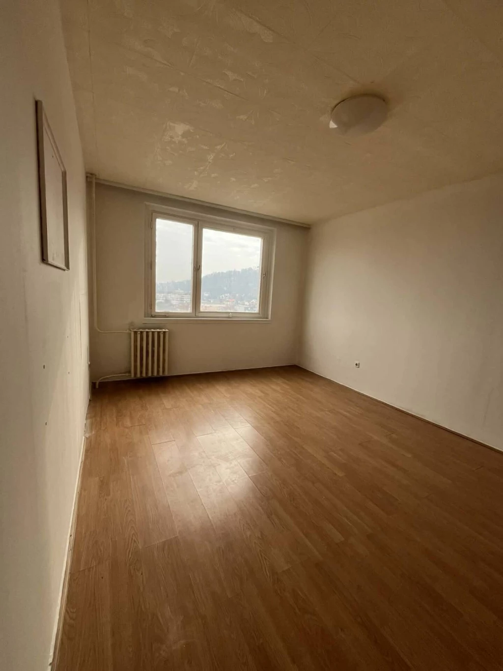 Megvásárlásra kínálunk Miskolcon, a Serház utcában egy 37 nm-es, másfél szobás, felújítandó lakást.