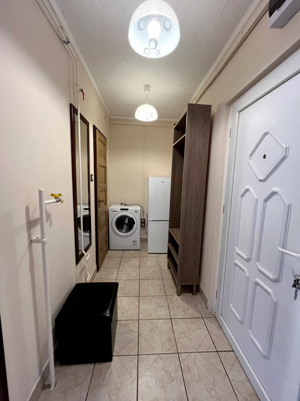 Bérleménybe  kínál irodánk, a Középszer utcában egy  9. emeleten található, 35 nm-es, másfél szobás bútorozott lakást.