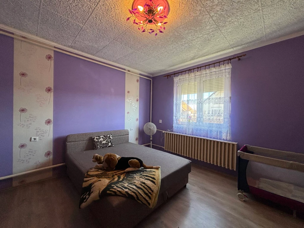 Eladó Tiszalúc csendes, nyugodt utcájában egy 75 nm-es, 2+1 szobás, jól átgondolt elrendezésű családi ház, 1200 nm-es, rendezett telken