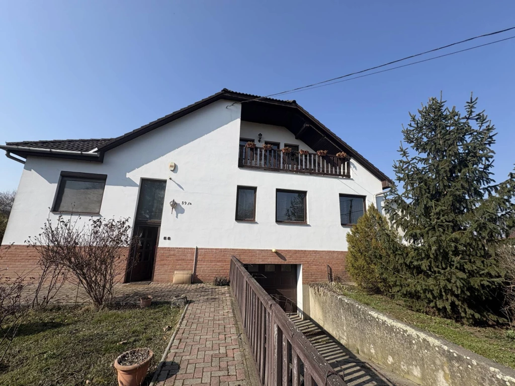 Kizárólag irodánk kínálatában eladó Szikszó városában, Miskolc közvetlen közelében egy kivételes adottságokkal rendelkező családi ház, amely több mint 6000 m²-es telken helyezkedik el!