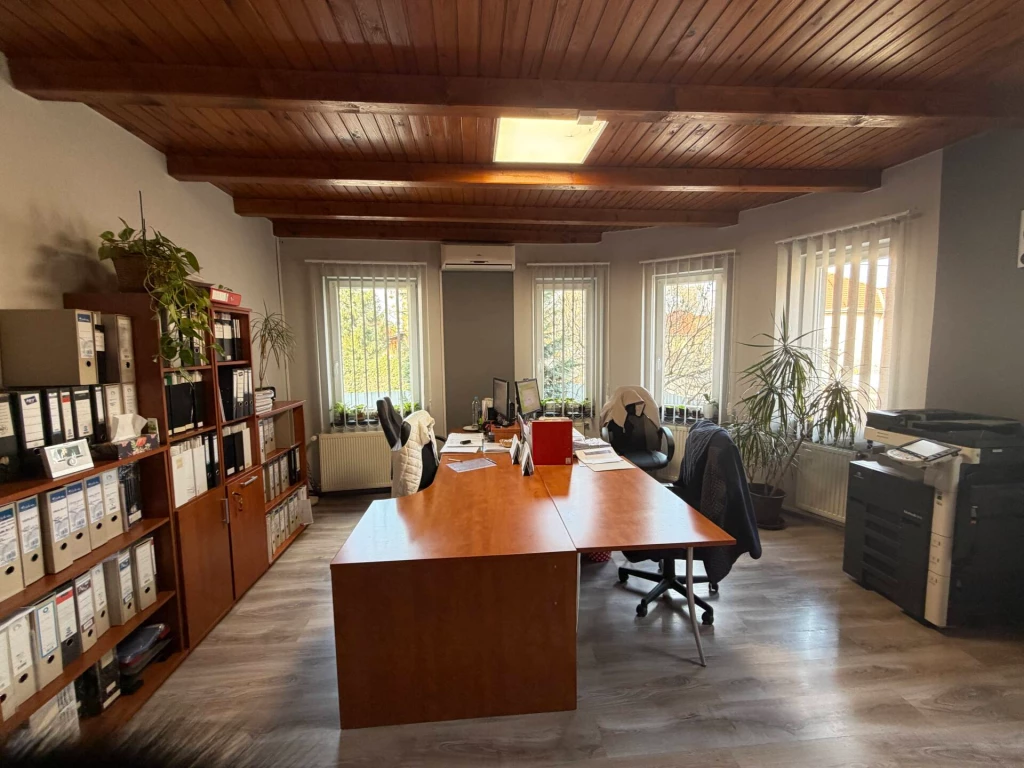 Bérleménybe kínál irodánk, Miskolcon a Soltész Nagy Kálmán úton, frekventált elhelyezkedésű saroktelken egy kiváló adottságokkal rendelkező, jelenleg is irodaként működő, két szintes családi