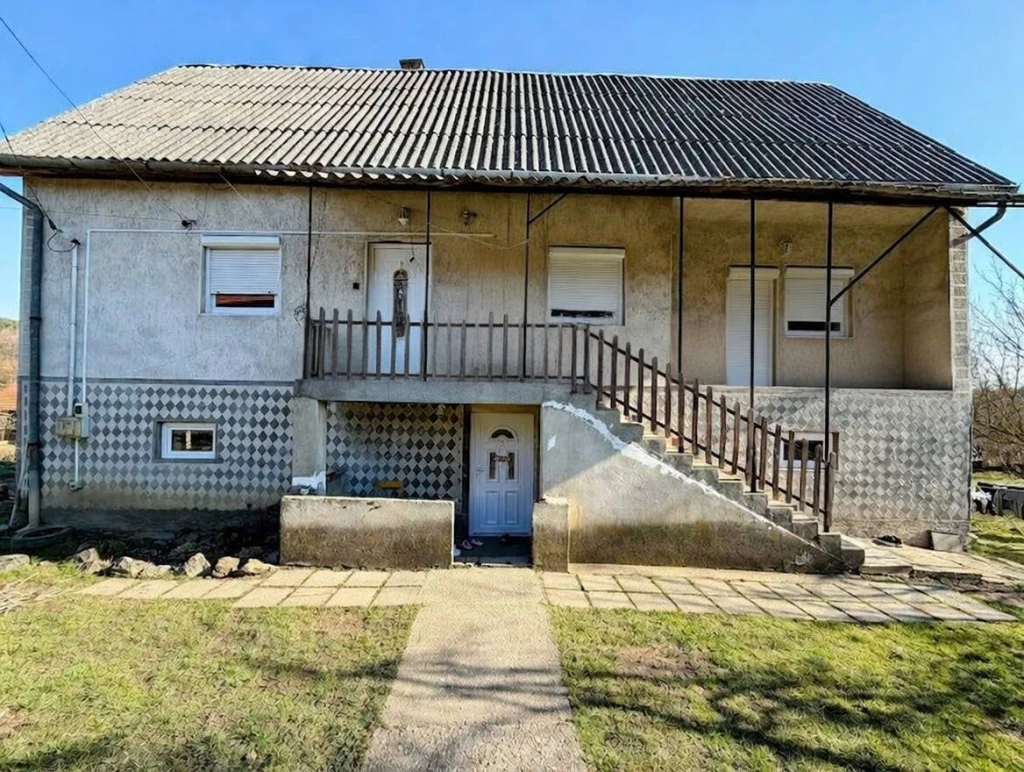 Eladó Rudabányán (Miskolctól 45 km), zöldövezeti, csendes, dombos környezetben egy két szintes családi ház!