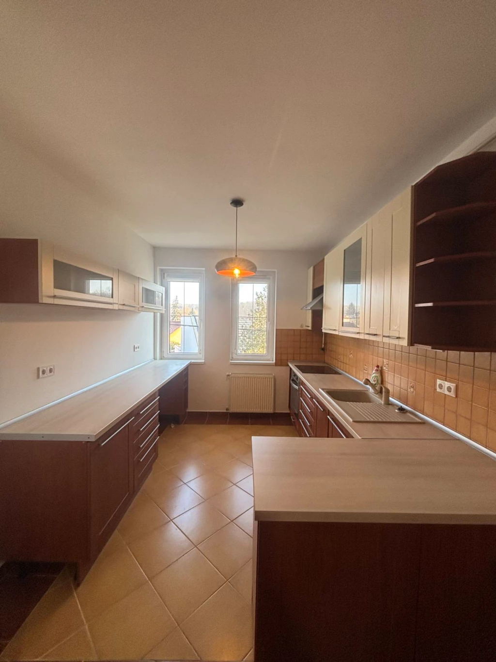 Megvásárlásra kínál irodánk egy 2006-ban épült, téglaépítésű, 82 nm-es, DNy-i fekvésű, napfényes első emeleti, társasházi lakást Miskolc kedvelt részén a Feszty Árpád úton.