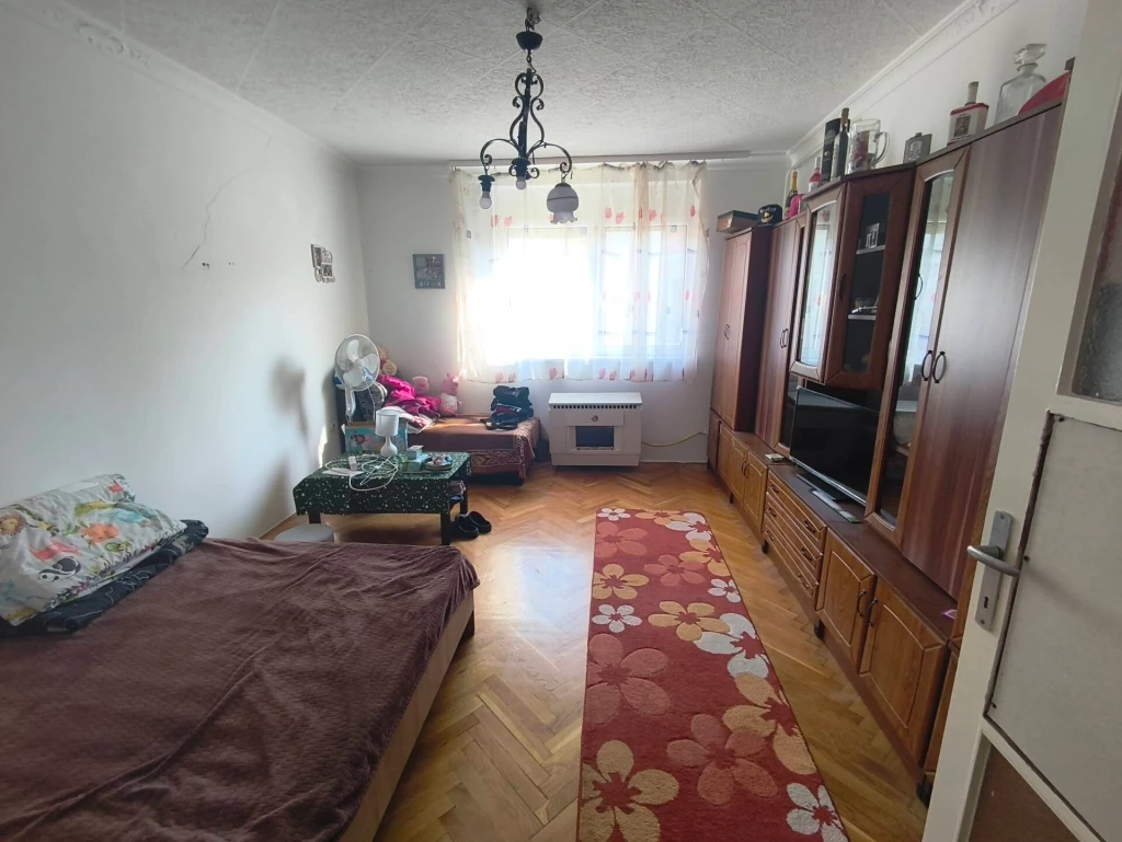 Eladó egy két szobás, erkélyes, napfényes lakás Sajóbábony közkedvelt részén az Arany János utcában