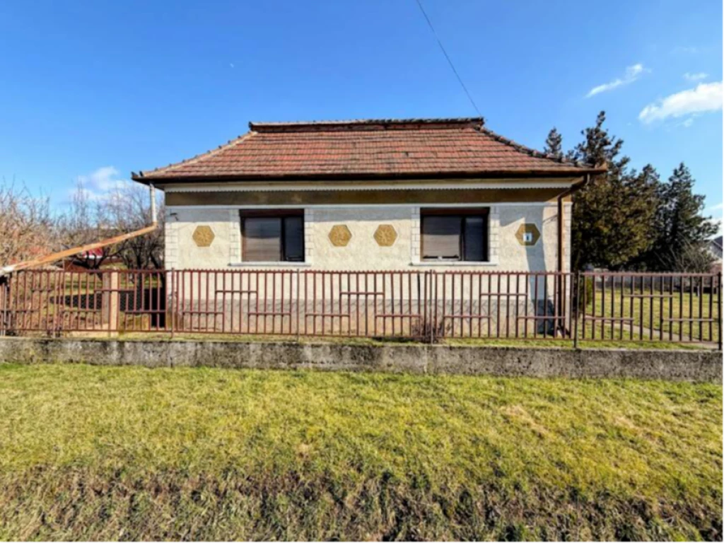 ELADÓ 3 SZOBÁS CSALÁDI HÁZ GESZTELYBEN!