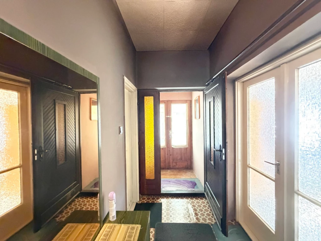 Tiszaladányban kínál irodánk megvásárlásra egy felújítandó, 96 m²-es családi házat, csendes, vidéki környezetben.