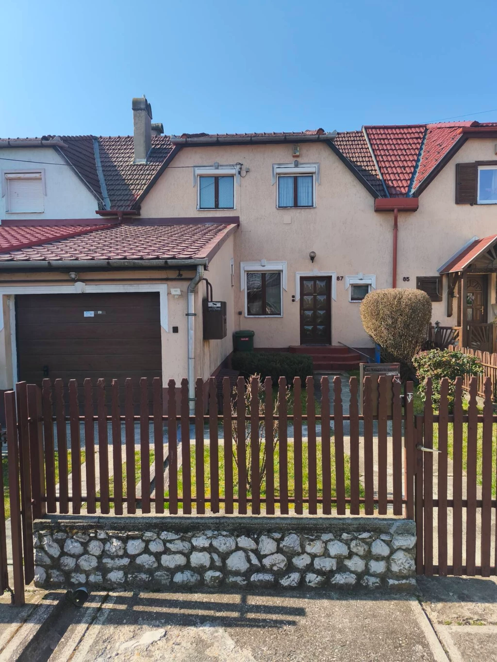 Eladó sorházi lakás Mályiban – kiváló lehetőség családoknak, saját ízlés szerint felújítható otthon!