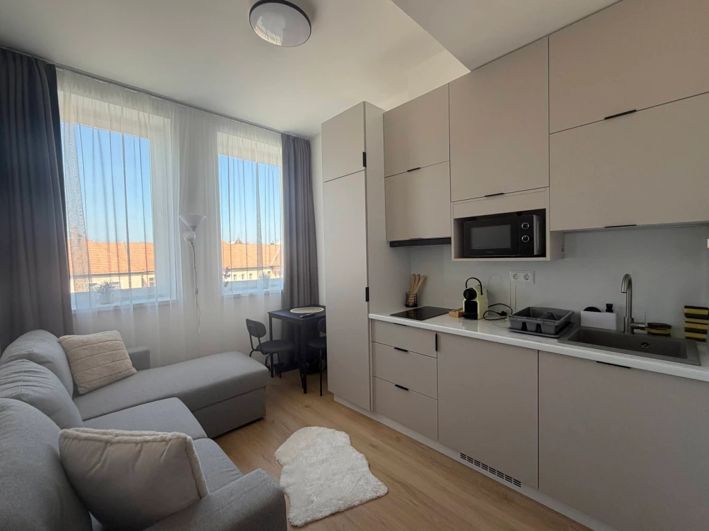 Bérleménybe kínálunk Miskolc belvárosában a Centrál Rezidence lakóparkban, egy bútorozott, gépesített kis garzonlakást.