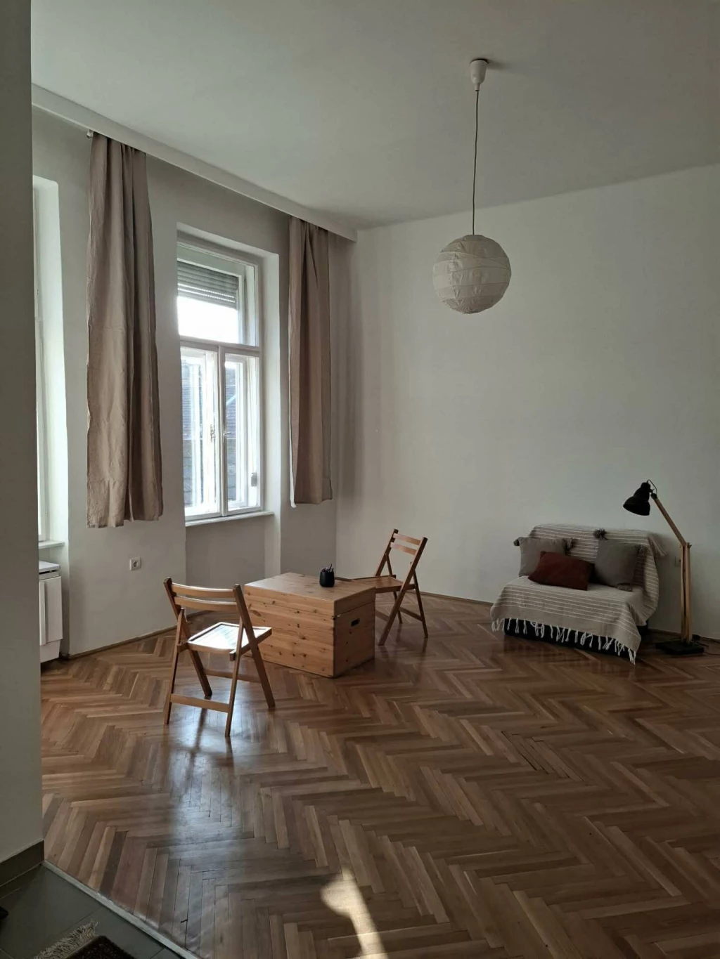 Eladó lakás – Budapest, VIII. kerület, Baross utca  Eladó egy 43 m²-es lakás a Baross utcában, egy 3 emeletes téglaépítésű társasház 3. emeletén.