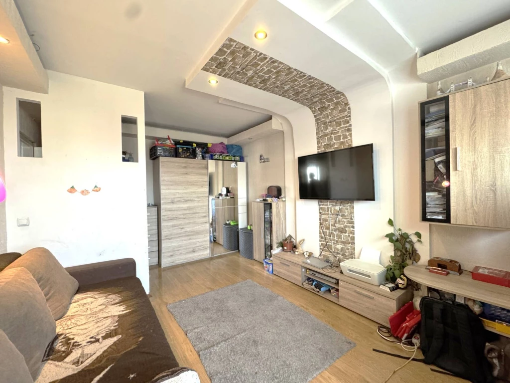 Kiváló lehetőség az Avason! Liftes panel társasház, 4. emeleti, erkélyes lakása eladó!