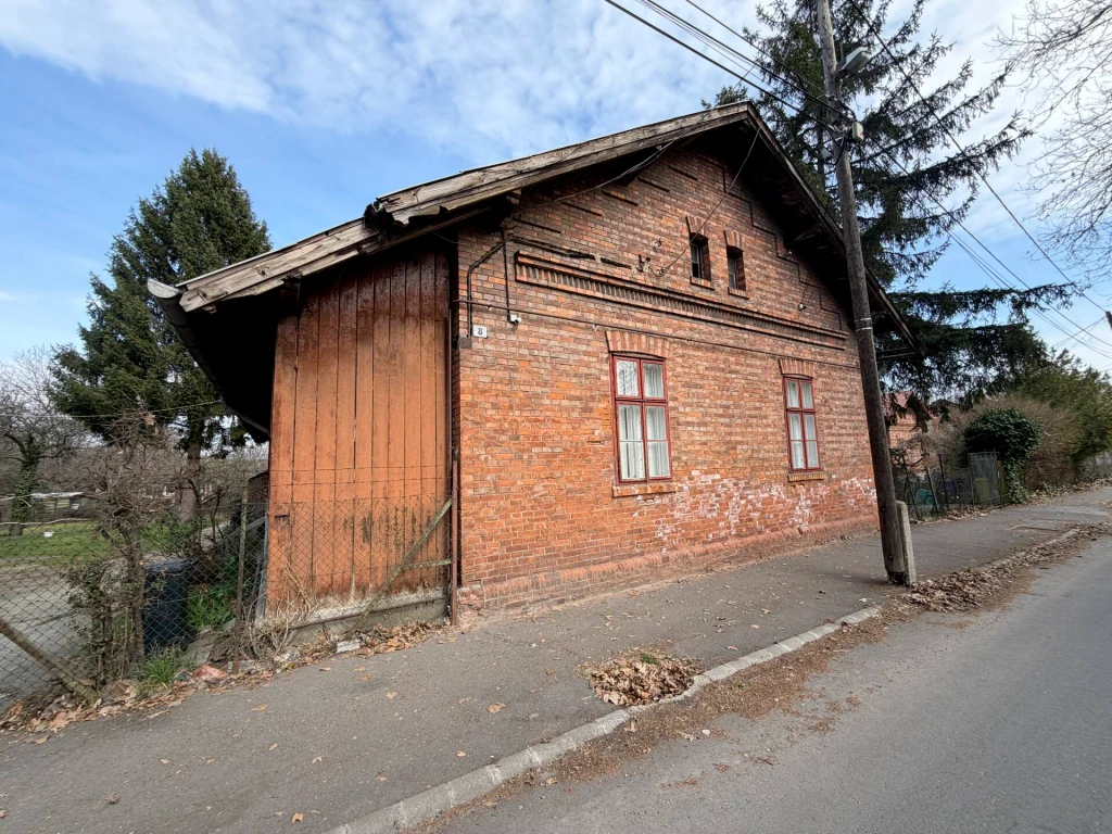 Miskolc egyik nyugodt, mégis jól megközelíthető részén, a Kerpely Antal utcában kínálunk megvételre egy karakteres megjelenésű, 1960-as években épült, masszív tégla szerkezetű családi házat.