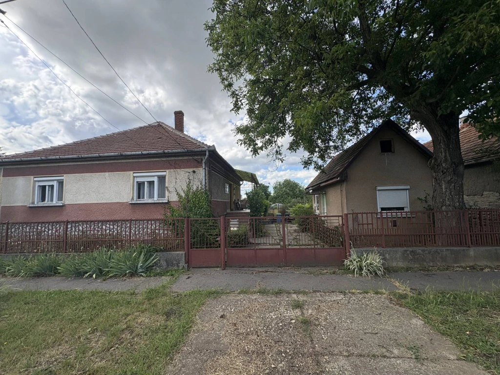 Onga kedvelt, folyamatosan fejlődő településén, Miskolc közvetlen közelében kínálunk megvételre egy 100 m²-es, klasszikus kádár kocka típusú családi házat.