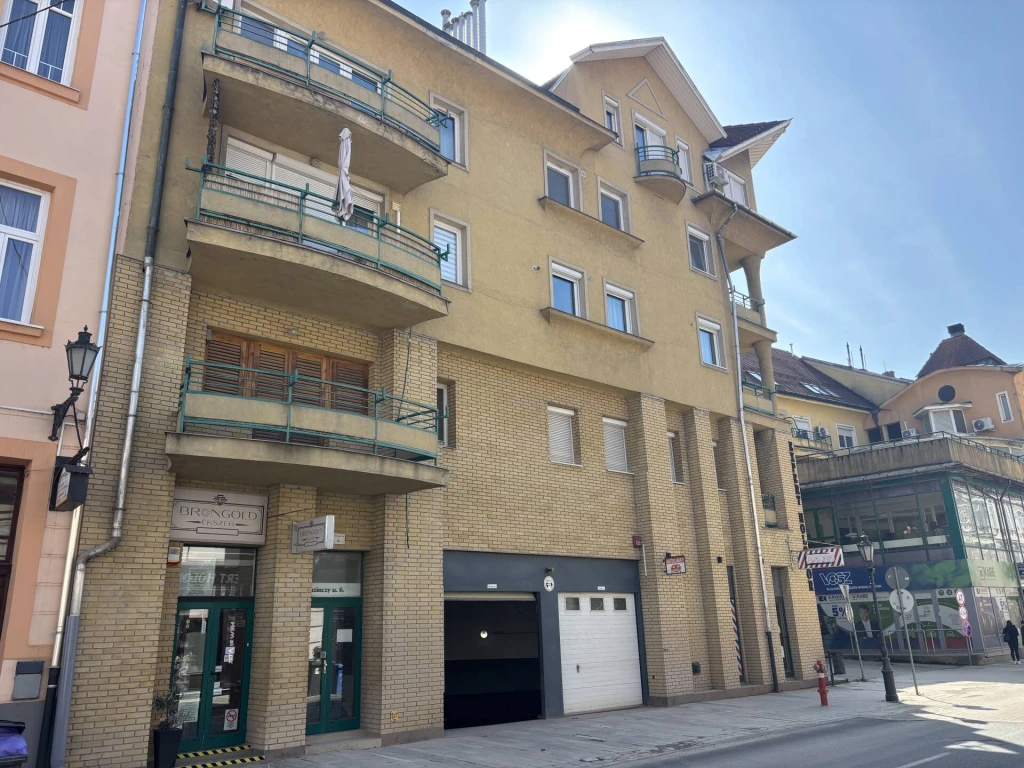 Miskolc abszolút belvárosában kínálunk megvásárlásra egy 45 nm-es, franciaerkélyes lakást.