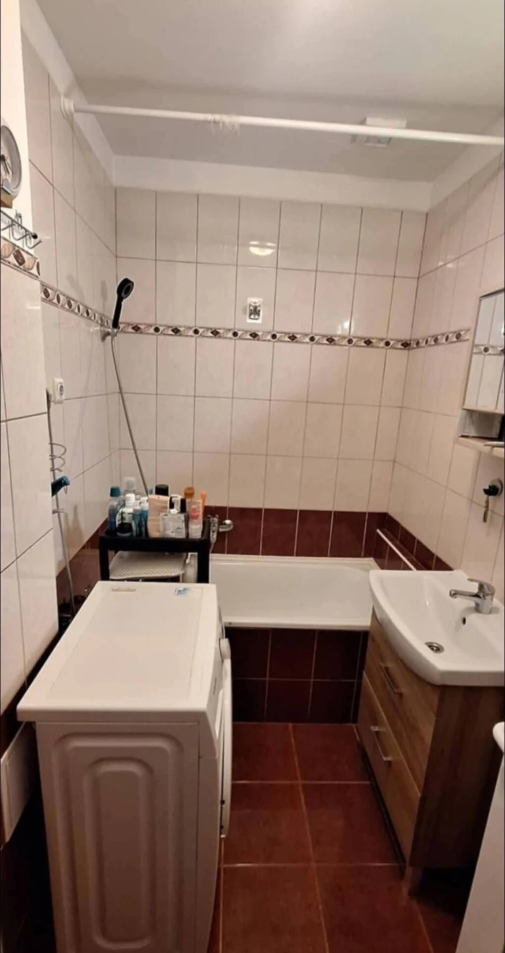 Megvásárlásra kínál irodánk, a kedvelt Dorottya lakóparkban, egy másfél szobás, hangulatos, azonnal költözhető, tetőtéri  lakást.