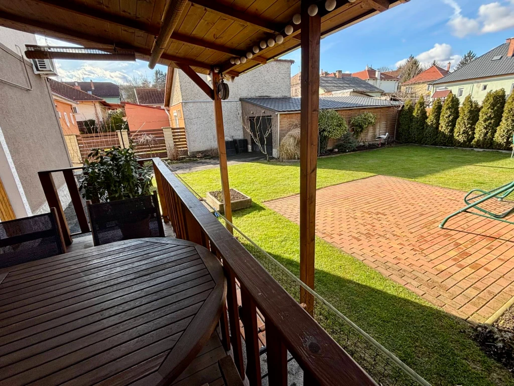 Miskolc kertvárosi övezetében kínálunk megvásárlásra kiváló adottságokkal rendelkező kétszintes családi házat, amely tökéletesen alkalmas nagycsalád vagy két generáció kényelmes együttélésére