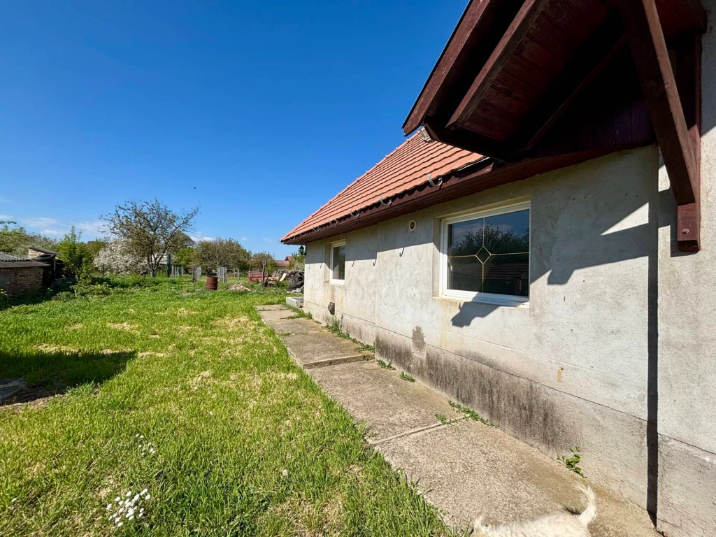 Sajósenyén kínálunk megvásárlásra egy 65 m2 nagyságú belső befejezést igénylő kis családi házat
