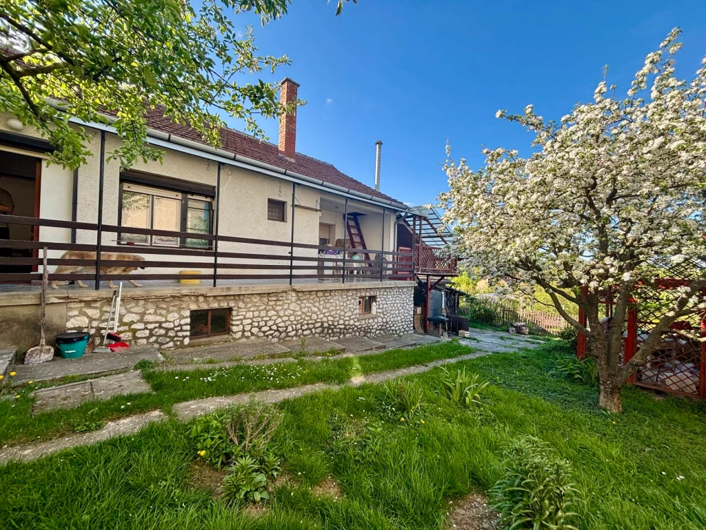 Kitűnő adottságokkal rendelkező, felújítandó családi házat kínálunk a Diósgyőri vár közelében