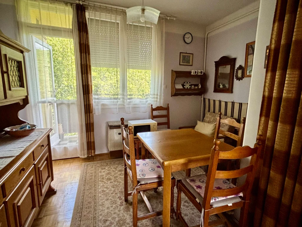 Eladásra kínálunk Dél-Kiliánban egy 59 m²-es, erkélyes, étkező-hallos lakást, jó elrendezéssel, csendes környezetben.