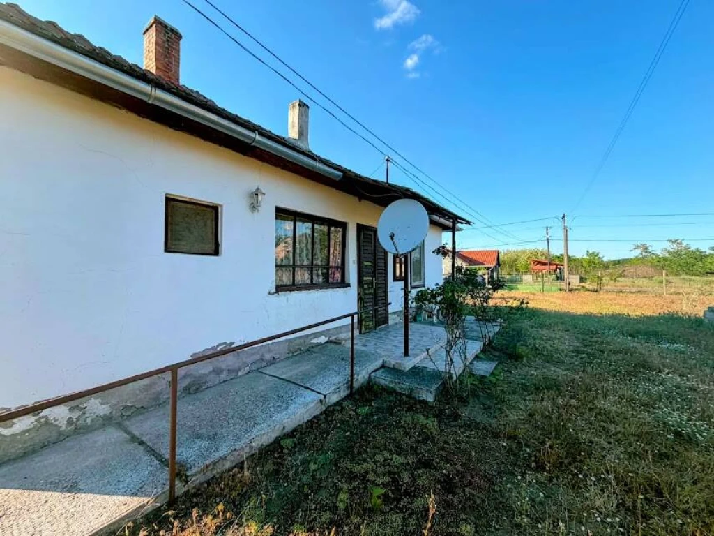 Eladó egy 60 m2-es felújítandó vályogház Tápiószőlősön, 814 m2-es telken!
