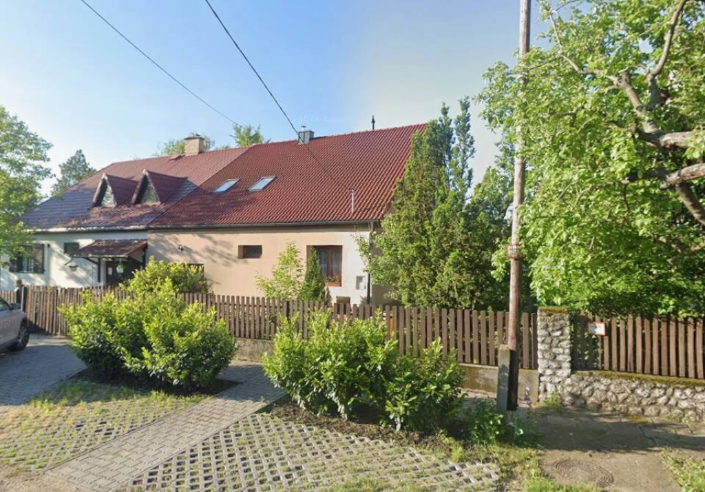 Martinkertváros nyugodt környezetében várja új tulajdonosát ez a 160 m²-es, igényesen felújított családi ház.