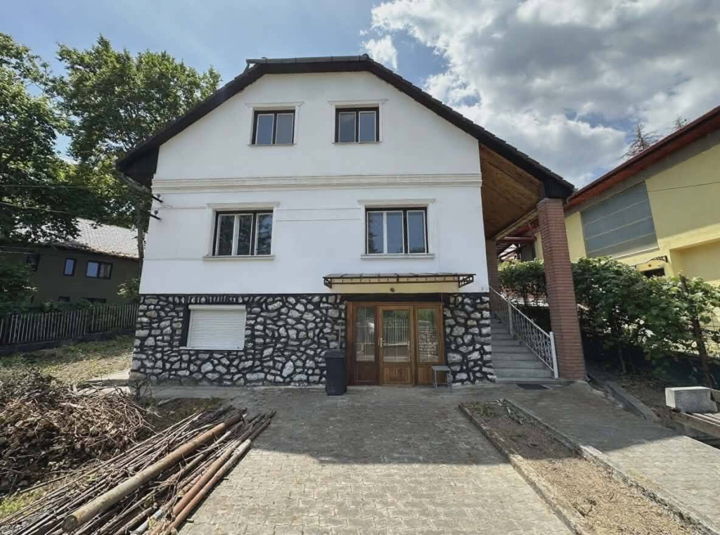 Ház · 7 hálószoba · 300 m² · 76.999.999 Ft