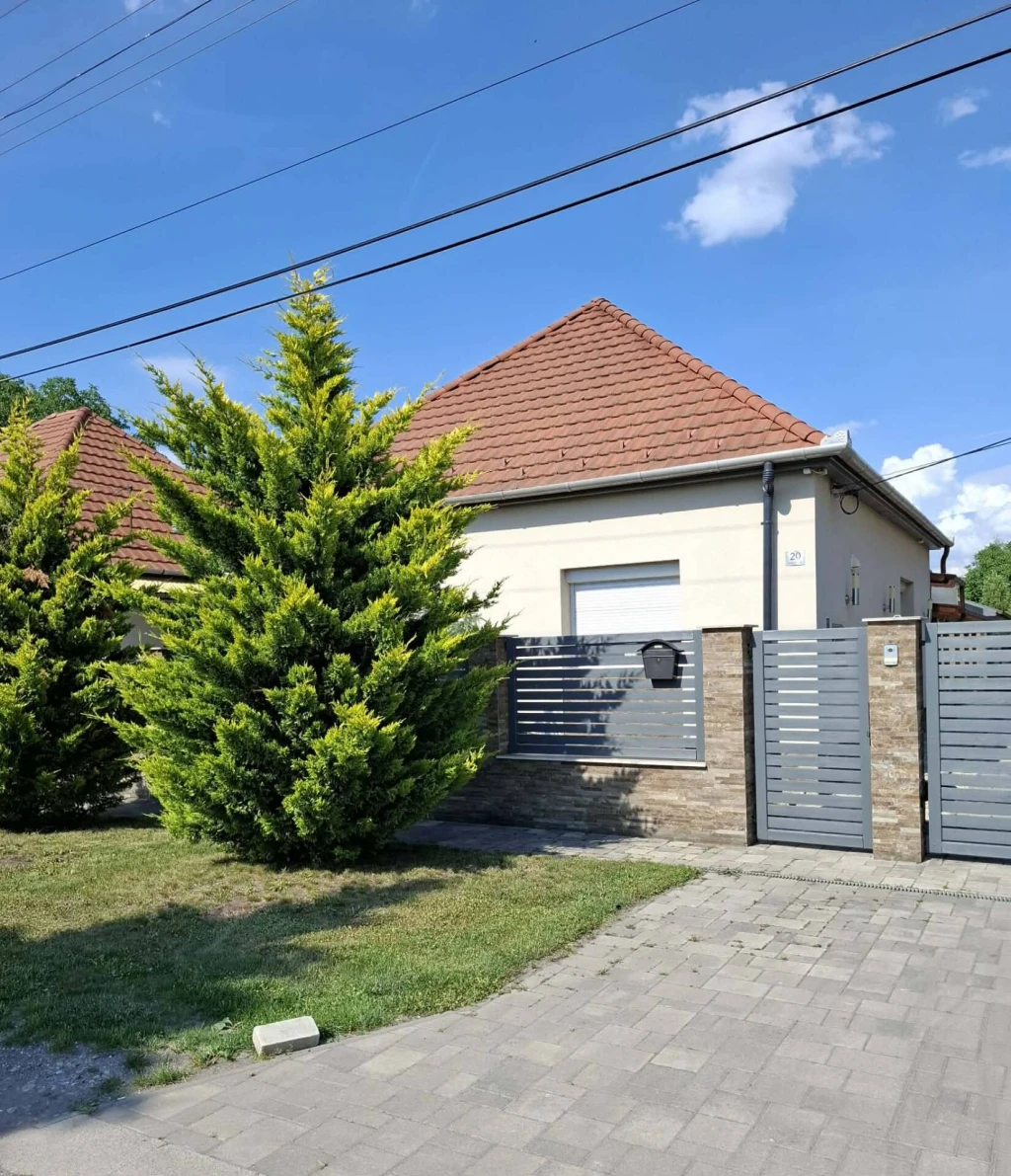 Megvásárlásra kínálok  Miskolc Szirmán egy azonnal költözhető, 140 m²-es, 4 szobás családi házat 1257 m²-es parkosított telken.