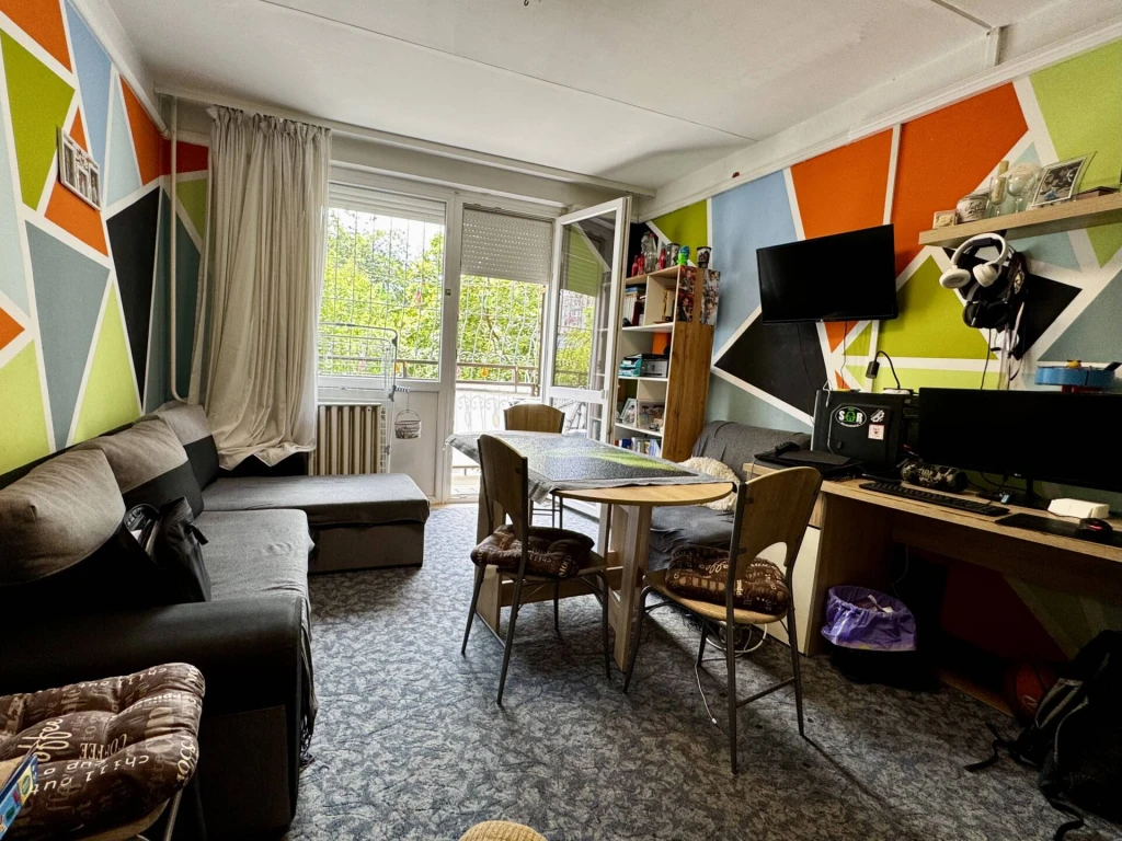 Miskolcon, az Avason kínálunk megvételre egy 64 m²-es, 2+1 félszobás, részben felújított lakást, csendes és rendezett lakókörnyezetben.