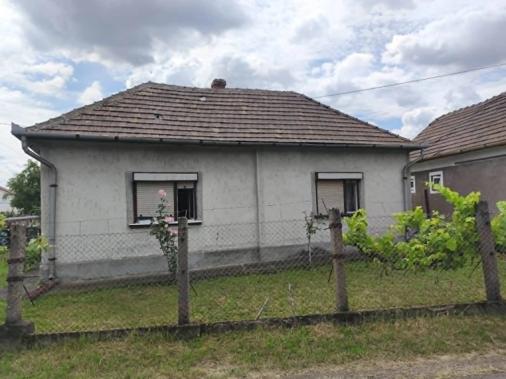 Csendes környezetben felújítandó családi ház eladó Sajószentpéteren!