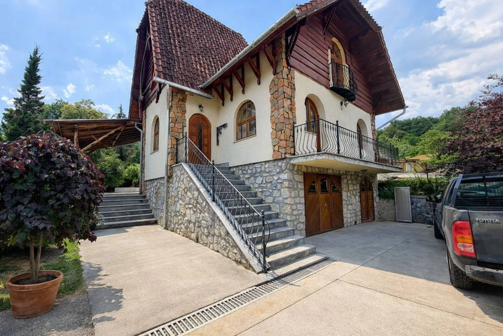Eladó tanya, Varbóc