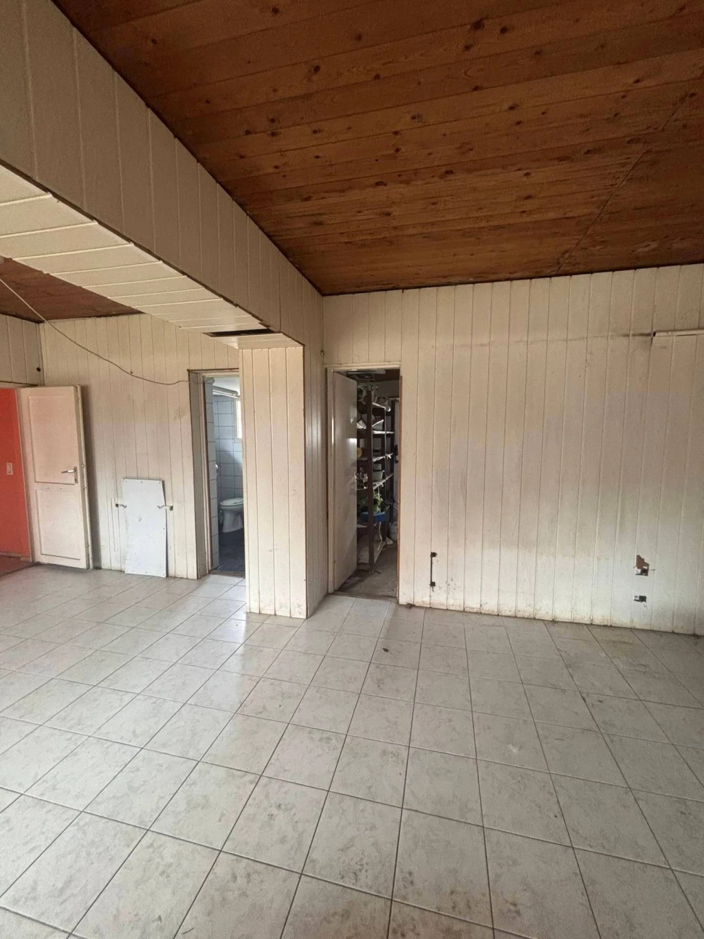 Megvásárlásra kínál irodánk Mályiban, egy 250 m²-es, teljesen felújítandó, téglaépítésű családi házat, 2500 m²-es telken.