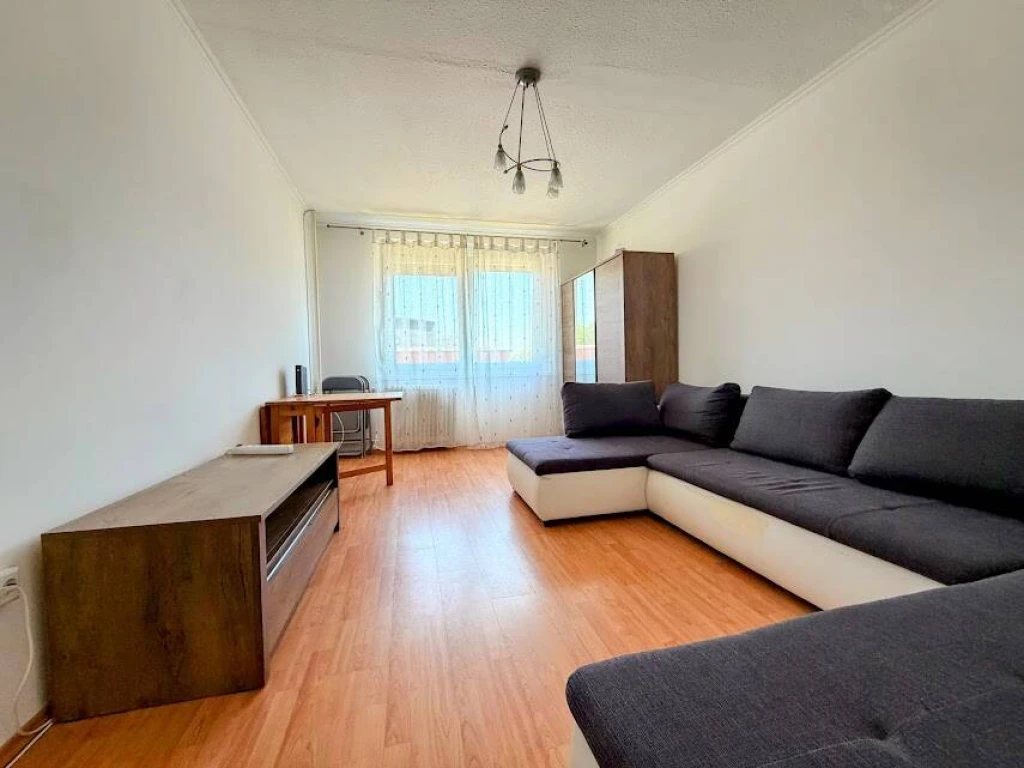 Kiadó a Győri kapuban egy jó állapotú, 35 m²-es, 1,5 szobás lakás – alacsony rezsivel!