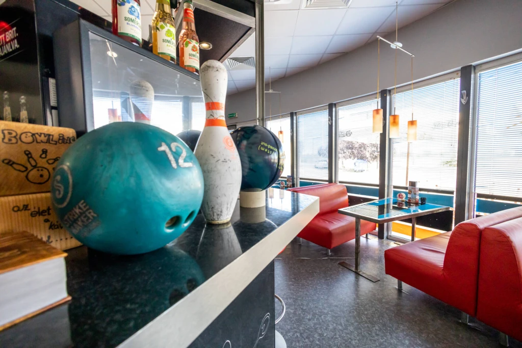 Kivételes befektetési lehetőség! Eladó Tiszaújváros strandfürdő közelében egy Sport- és Szabadidő létesítmény, squash- és bowlingpályával!