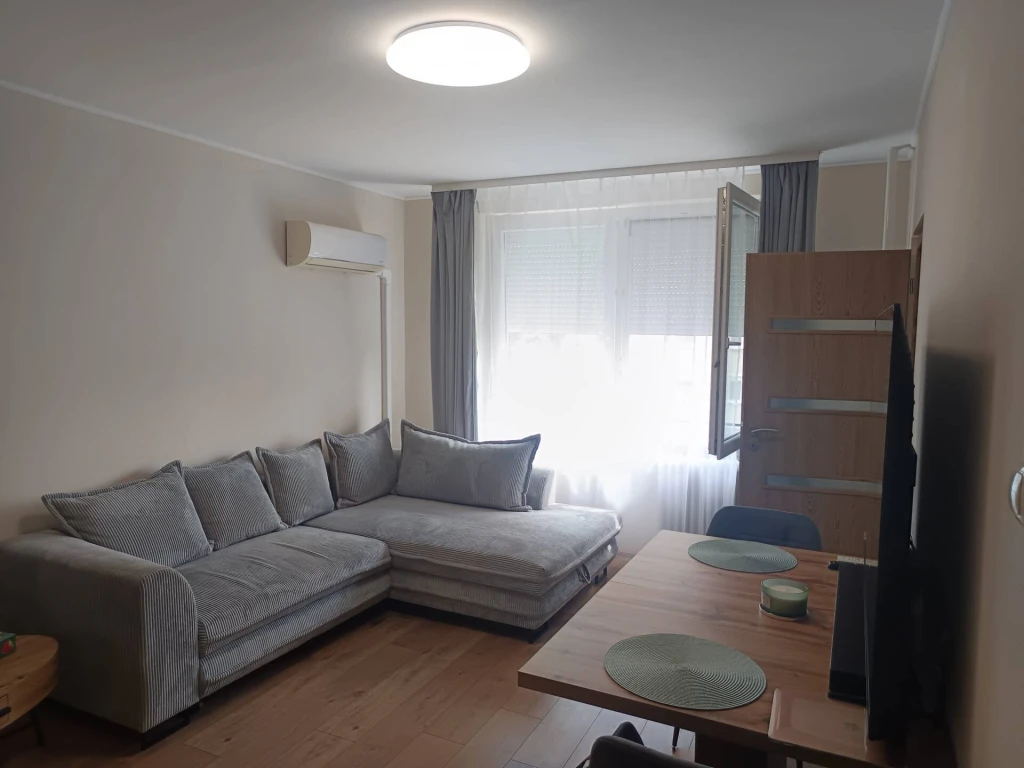 Győri kapuban 35 m²es felújított klímás otthon - Csak a bőröndjét kell hoznia!